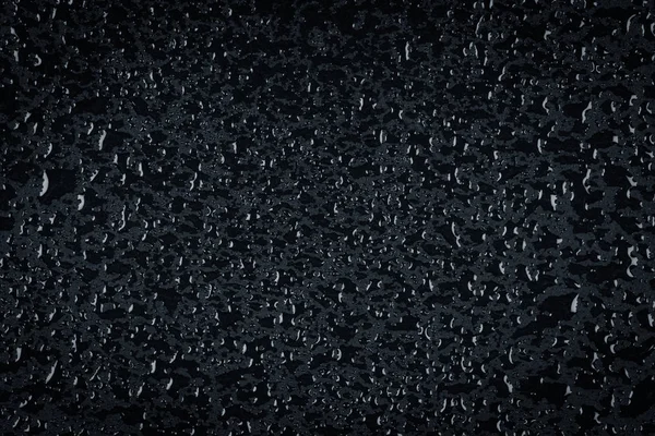 Vízcseppek a sötét kő felülete — Stock Fotó
