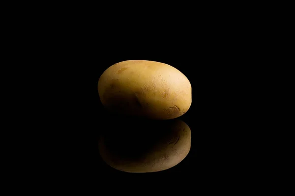 Patata Fresca Aislada Sobre Fondo Negro Con Reflejo —  Fotos de Stock