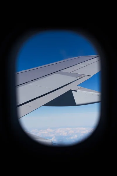 Blick Aus Dem Flugzeugfenster Auf Triebwerk Und Tragfläche — Stockfoto