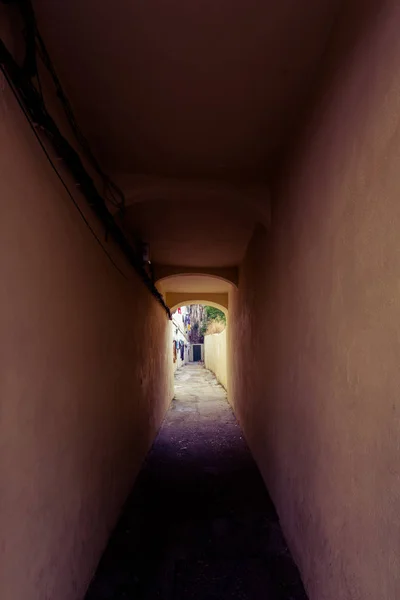 Smalle Tunnel Oude Binnenstad Van Lissabon Portugal — Stockfoto