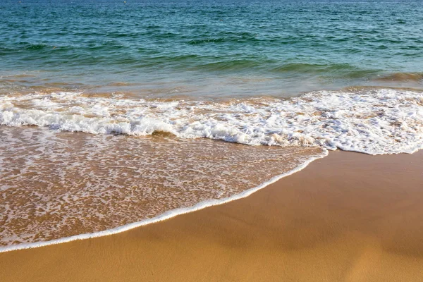 海岸沿いに広がる美しい地中海の水 — ストック写真