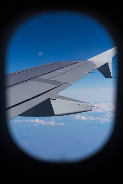 从飞机窗口往外看发动机和机翼 — 图库照片