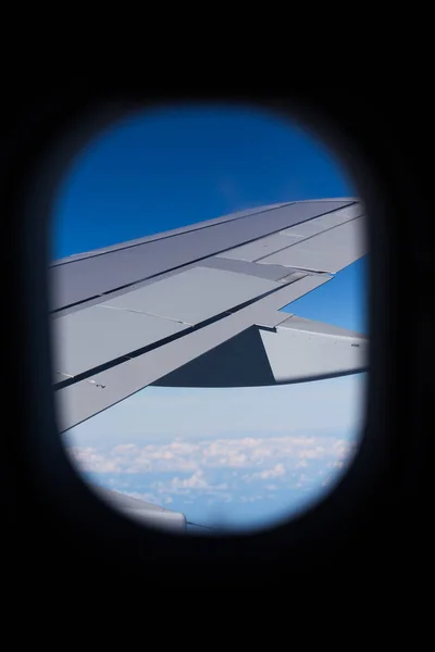 Blick Aus Dem Flugzeugfenster Auf Triebwerk Und Tragfläche — Stockfoto