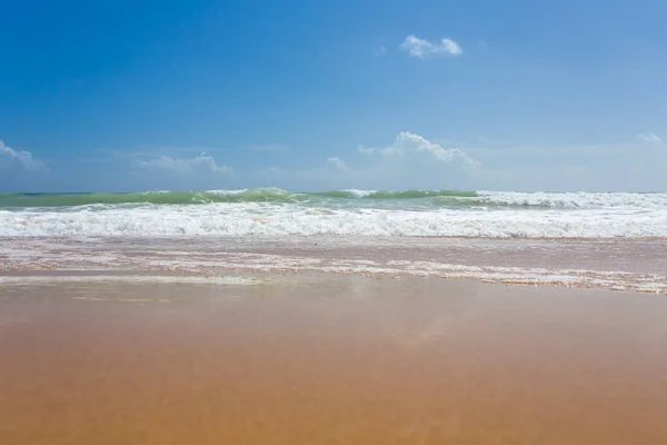 Vacker Klar Medelhavet Vatten Lappning Stranden — Stockfoto