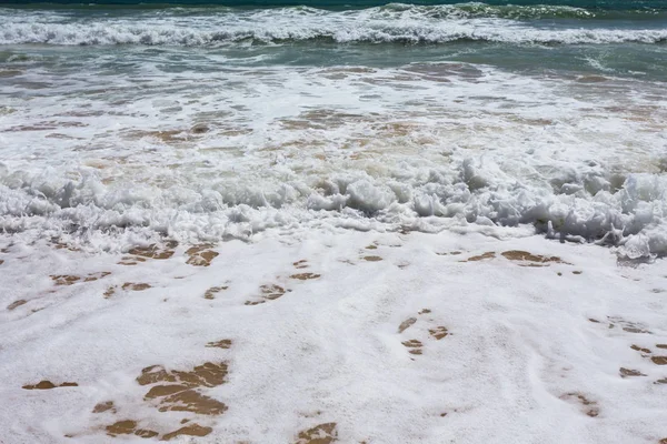 Güzel Berrak Akdeniz Suyu Kıyıya Vuruyor — Stok fotoğraf