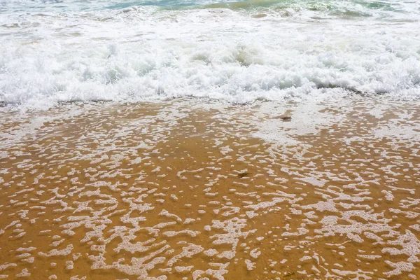 Güzel Berrak Akdeniz Suyu Kıyıya Vuruyor — Stok fotoğraf