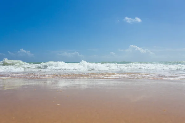 Vackra Medelhavets vatten läppning på stranden — Stockfoto