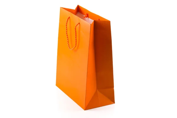 Πορτοκαλί χαρτί τσάντα που απομονώνονται σε λευκό διαγώνια γωνία — Φωτογραφία Αρχείου