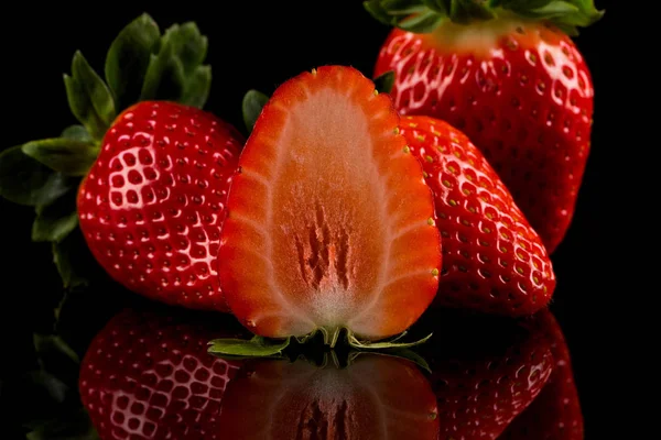 Frutos rojos maduros de fresa —  Fotos de Stock