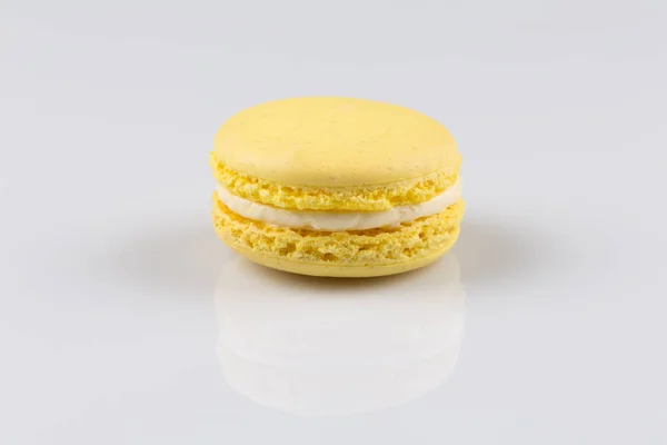 Macaroon isolado em um branco — Fotografia de Stock