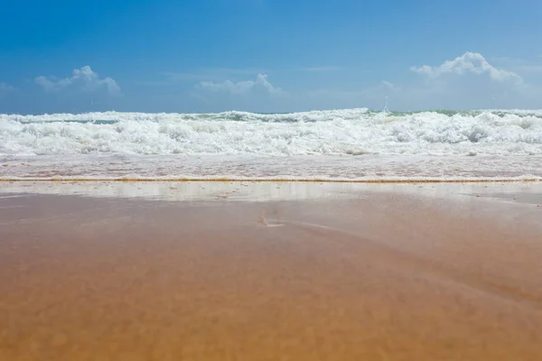 Bela água mediterrânea batendo na costa — Fotografia de Stock