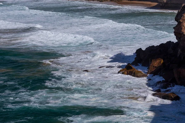 Víz, a hullámok és a szikla sziklák — Stock Fotó