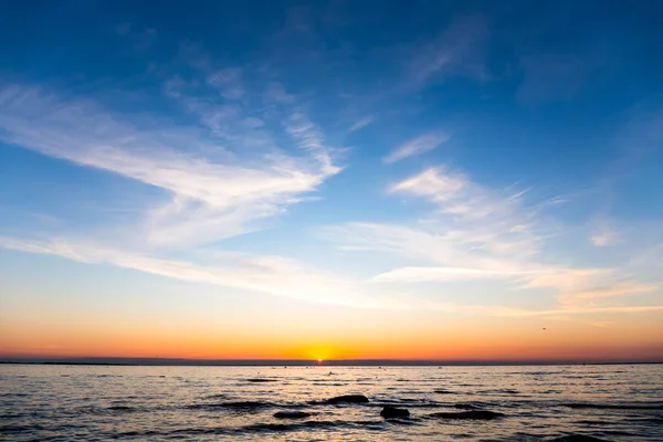 Ciel lumineux et eau au coucher du soleil — Photo