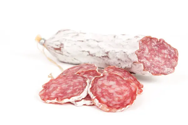 Fatias de salame isolado em um branco — Fotografia de Stock