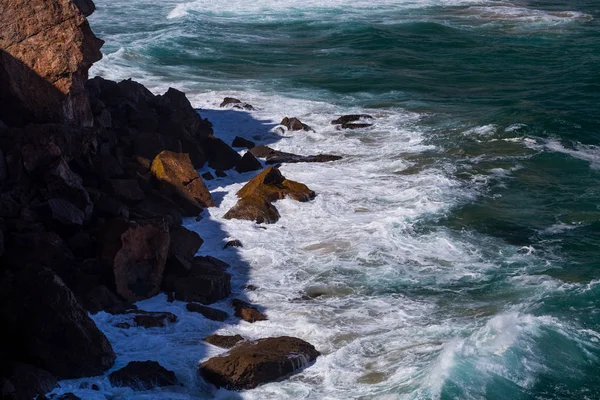 Su, dalgalar ve kayalar — Stok fotoğraf