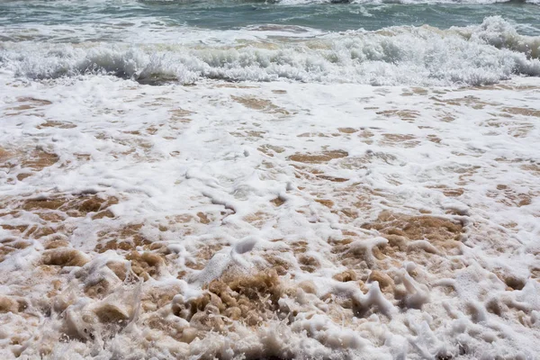 Красивая средиземноморская вода, кружащаяся на берегу — стоковое фото