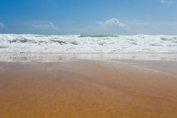 Prachtige mediterrane water lappen op de oever — Stockfoto