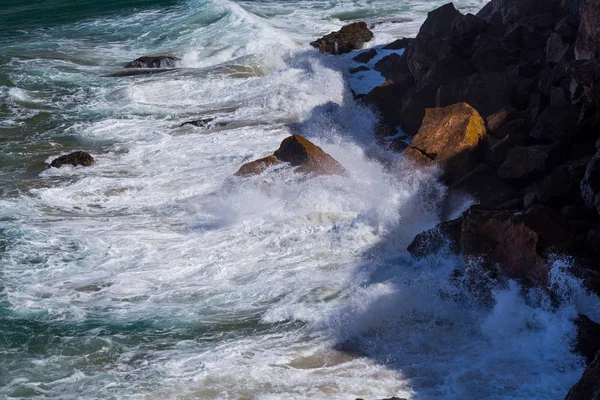 Agua, olas y rocas — Foto de Stock