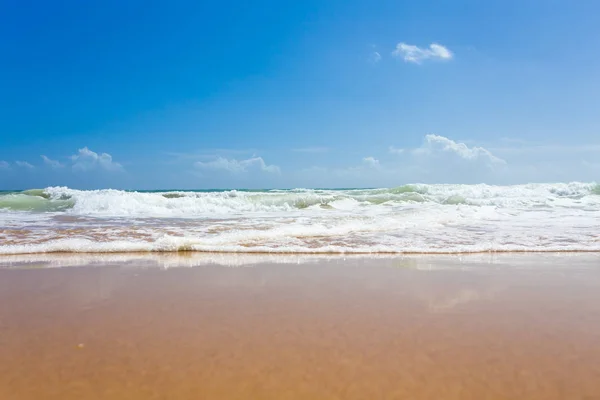 Vackra Medelhavets vatten läppning på stranden — Stockfoto