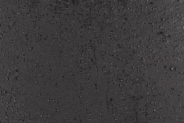 Karanlık taş üstünde su damlaları — Stok fotoğraf