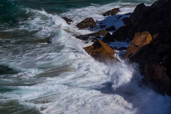 Víz Hullámok Sziklák Atlanti Óceánon — Stock Fotó