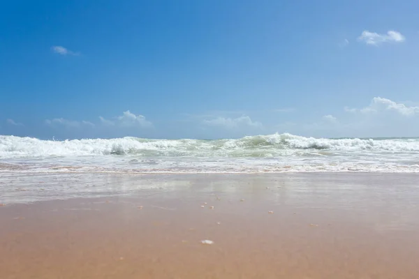 Vackra Medelhavets vatten läppning på stranden — Stockfoto