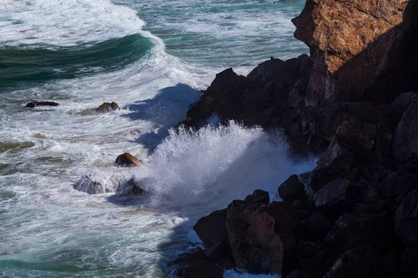 Víz, a hullámok és a sziklák — Stock Fotó