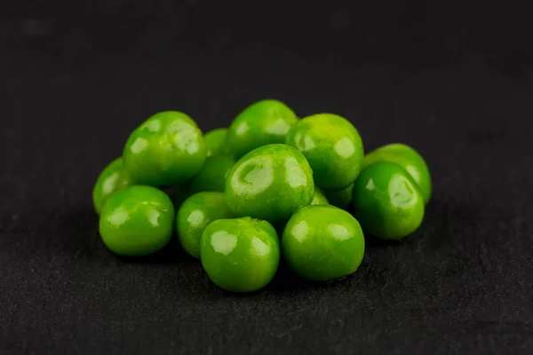 緑のぬれたエンドウ豆 — ストック写真
