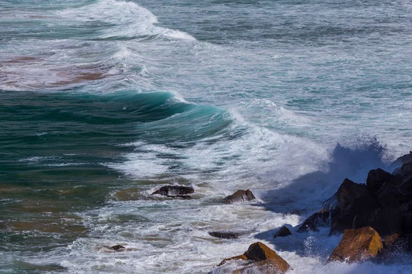 Víz Hullámok Sziklák Atlanti Óceánon — Stock Fotó