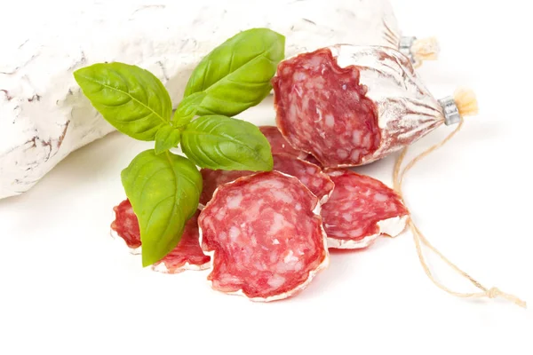 Salame fatiado no fundo branco — Fotografia de Stock