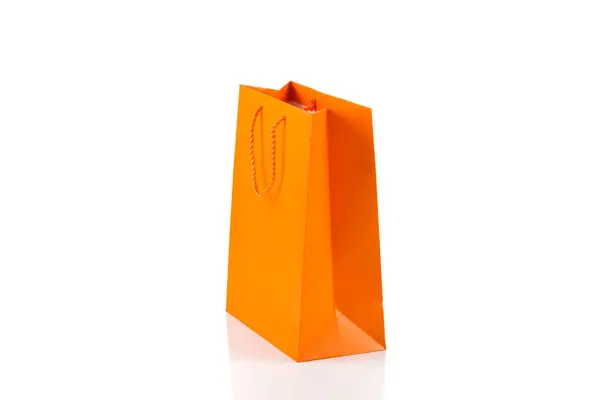 Sac en papier orange isolé sur angle diagonal blanc — Photo