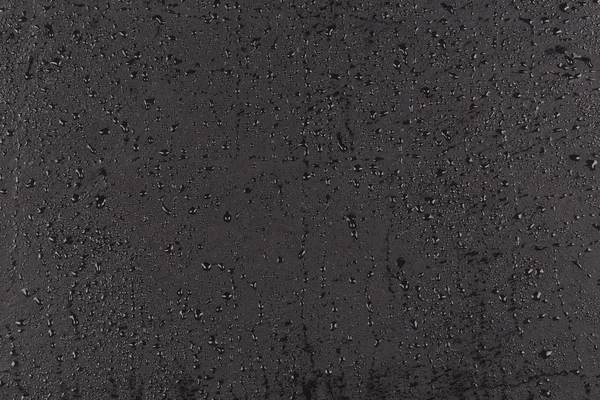 Gotas de água em pedra escura — Fotografia de Stock