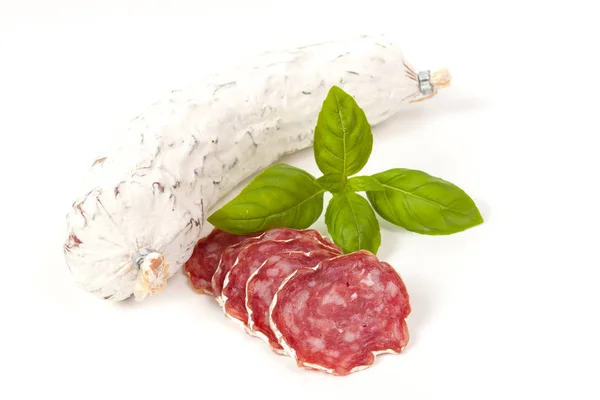 Salami in Scheiben geschnitten auf weißem Hintergrund — Stockfoto