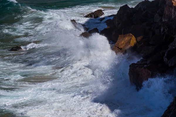 Вода, волны и камни — стоковое фото