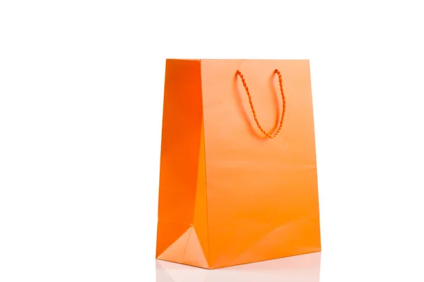 Оранжевый бумажный пакет с белым диагональным углом — стоковое фото