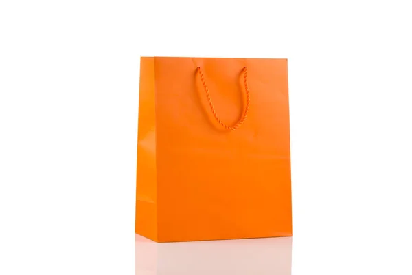 Orangefarbene Papiertüte isoliert auf weißem diagonalen Winkel — Stockfoto