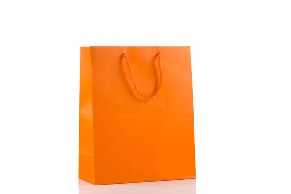 Sac en papier orange isolé sur angle diagonal blanc — Photo