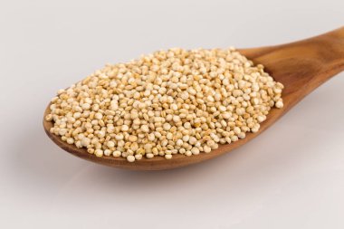 Tahıl quinoa tohumları içinde kaşık yığını