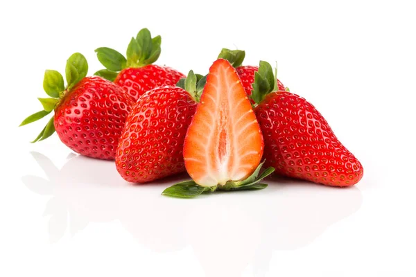 Rote reife Erdbeerfrüchte — Stockfoto