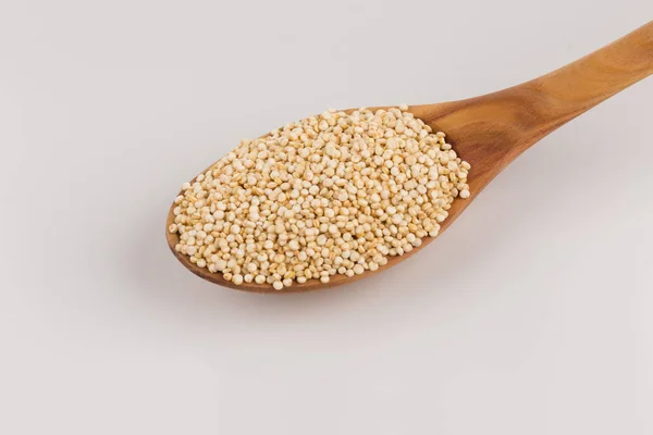 スプーンの穀物キヌア種子の山 — ストック写真