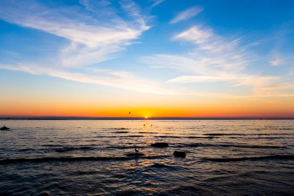 Heldere lucht en water bij zonsondergang — Stockfoto