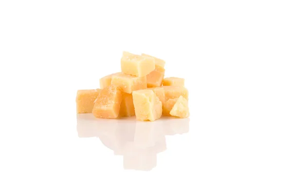 Пармезанський сир на білому тлі — стокове фото