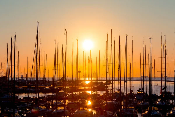 Filas Barcos Muelle Por Noche Contra Los Cielos Del Atardecer —  Fotos de Stock