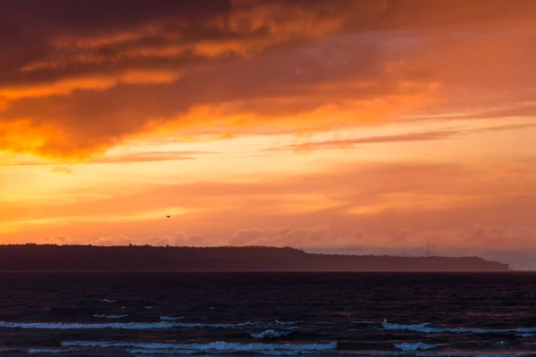 Silhuett Flygande Drönare Moln Himmel Bakgrund Havet Solnedgång — Stockfoto