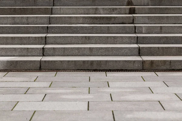Абстрактные современные бетонные лестницы — стоковое фото