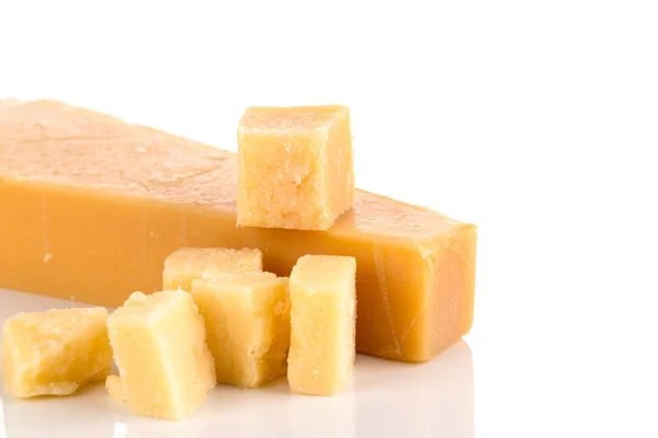 Сыр пармезан на белом фоне — стоковое фото