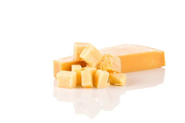 Сыр пармезан на белом фоне — стоковое фото