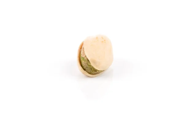Noce pistacchio su bianco — Foto Stock