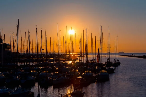 Rader av båtar mast — Stockfoto