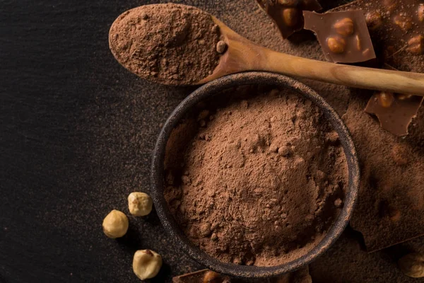 Pedaços de nozes de chocolate quebrado — Fotografia de Stock